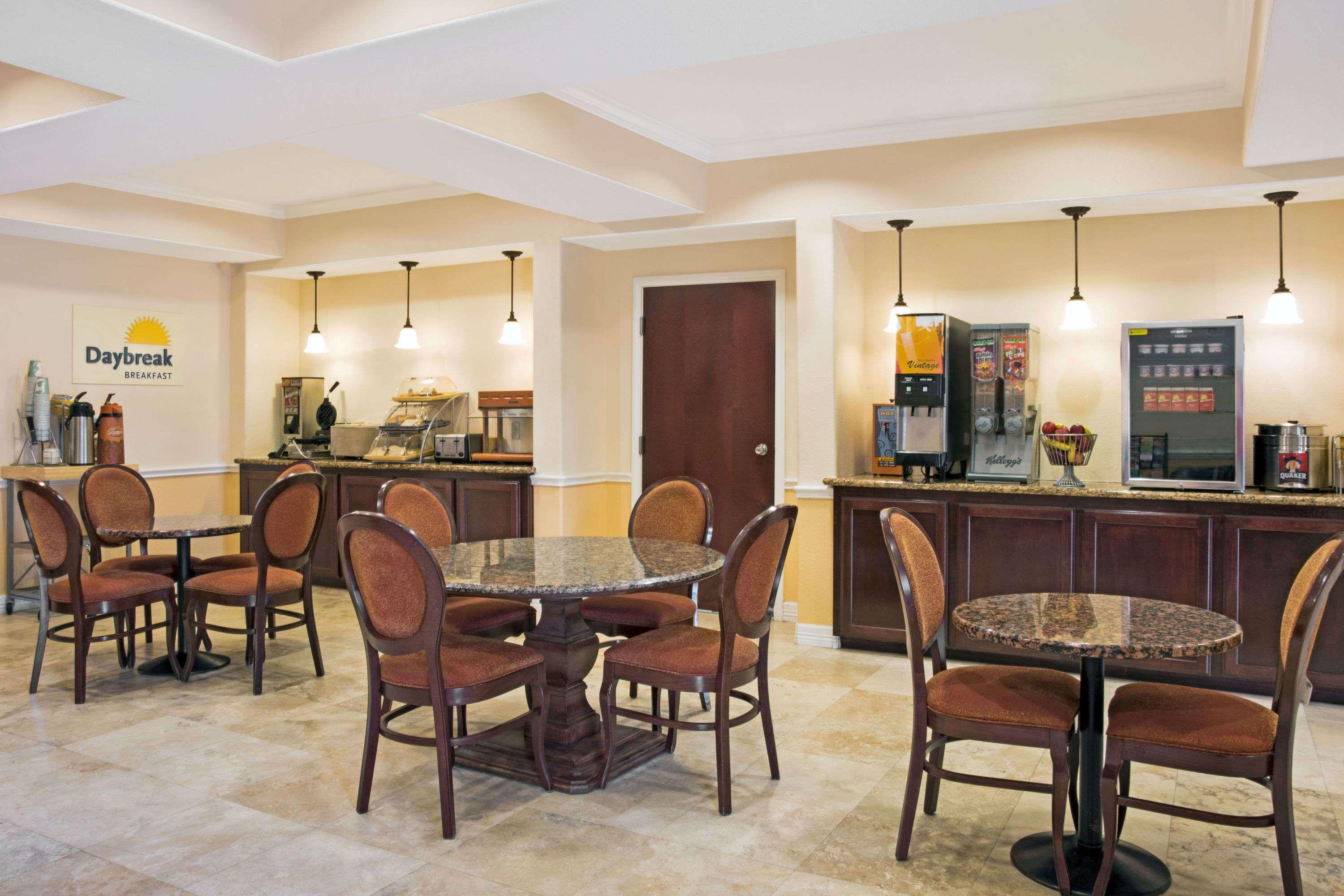 Days Inn By Wyndham Shenandoah The Woodlands Extérieur photo